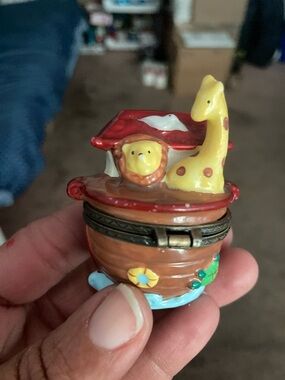 Hand-Painted Yellow Giraffe & Lion Home Art Sculpture Trinket Box